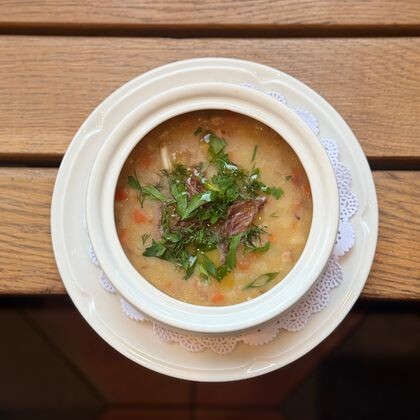Гороховый густой суп с говядиной и зажаркой из лука
и бекона