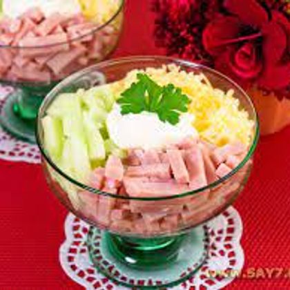 Салат коктейль из ветчины с сыром