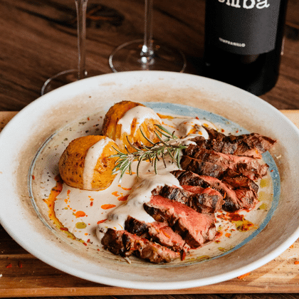 Ростбиф с перечным соусом и печеным картофелем