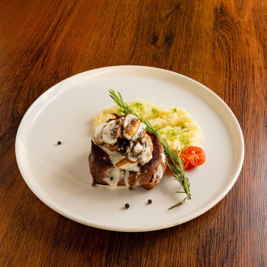 Стейк миньон с сливочно-грибным соусом