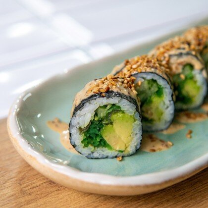 Ролл с огурцом, чукой и авокадо