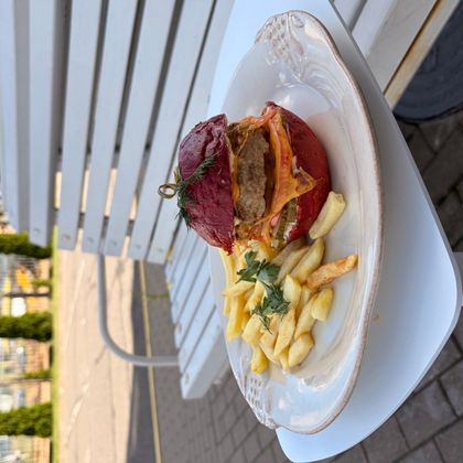 Барби бургер с мясной котлетой, трюфельным соусом и картофелем фри