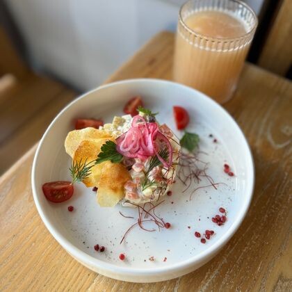 Салат столичный с зеленым яблоком, языком и чипсами 
из картофеля