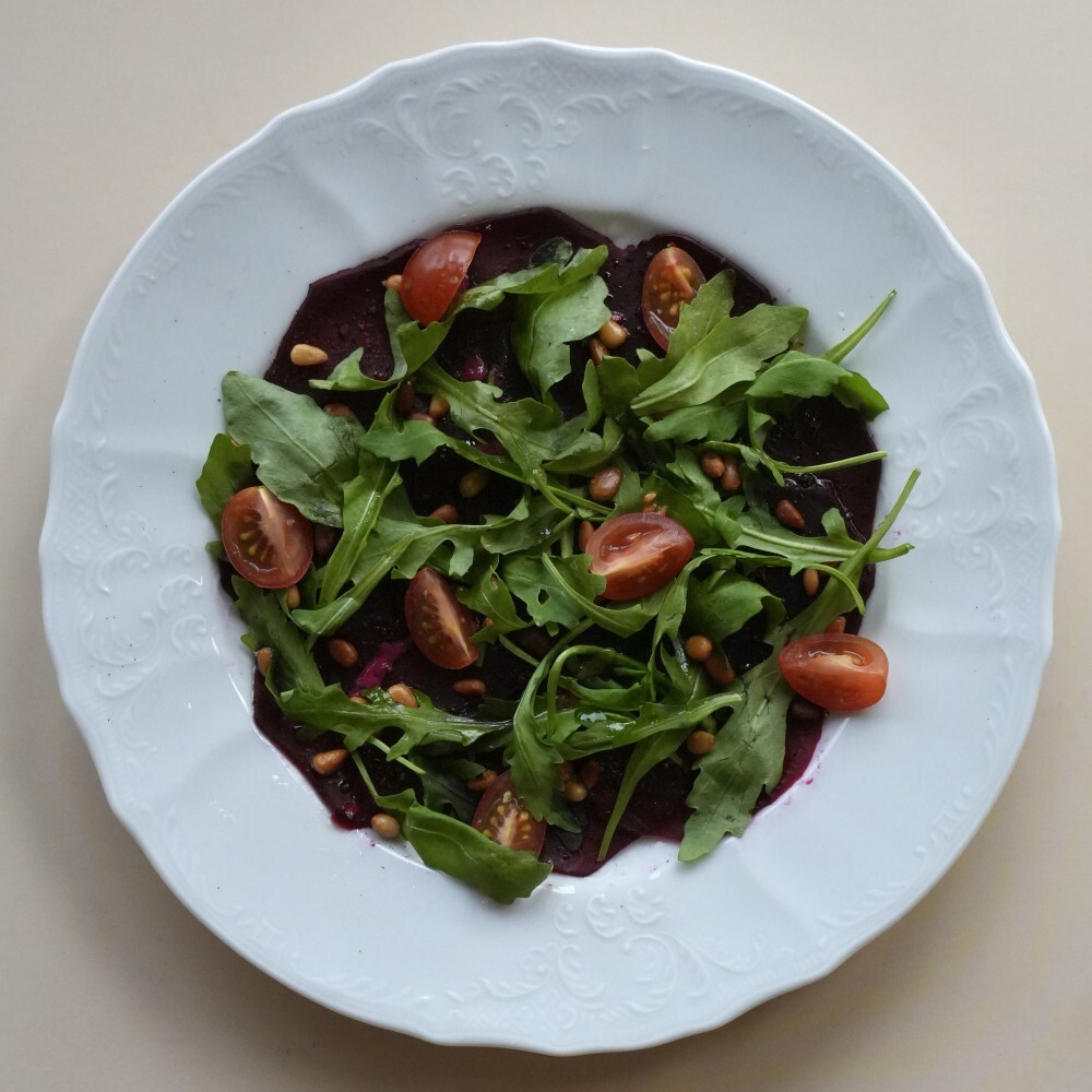 Карпаччо из свёклы с кедровыми орехами и рукколой