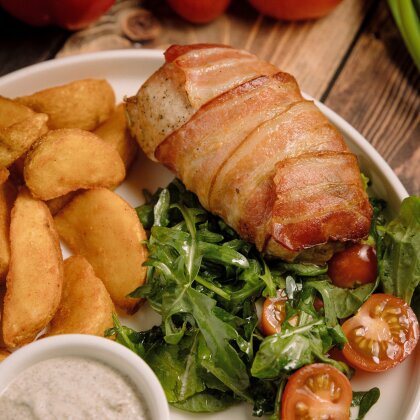 Свиная вырезка в беконе с грибным соусом и картофельными дольками