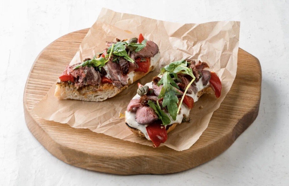 ButterBretta  с говядиной, печеным перцем и соусом из тунца