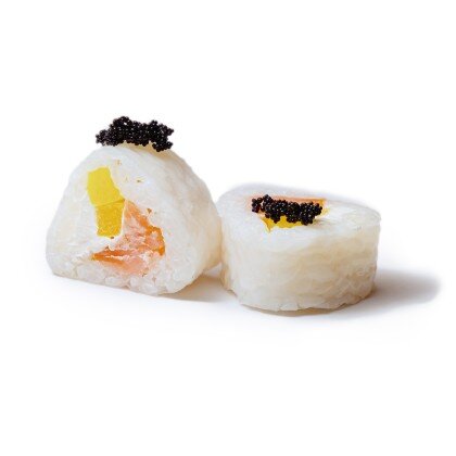 Ролл в рисовой бумаге с копченым лососем