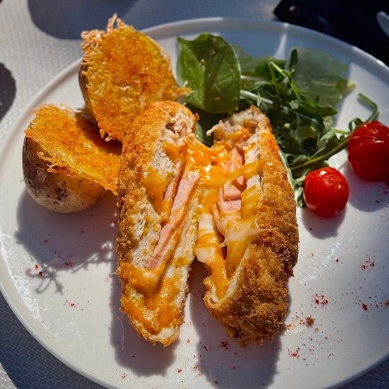 Кордон блю из куриной грудки с сыром и ветчиной.