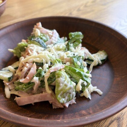 Салат с ветчиной, сыром и соусом цезарь