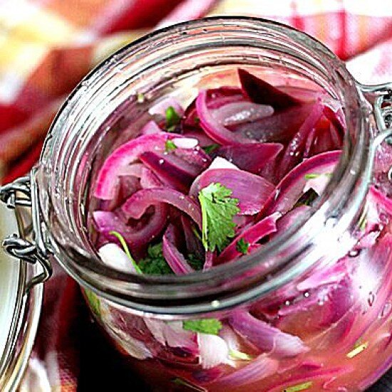 Лук красный маринованный