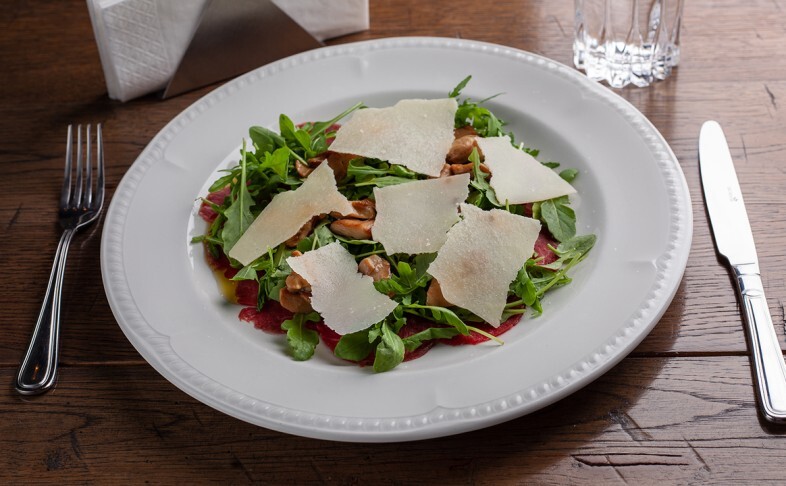 Карпаччо из говядины с белыми грибами и трюфельным маслом