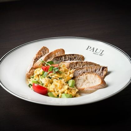 Скрэмбл с авокадо, шпинатом и тремя видами хлеба