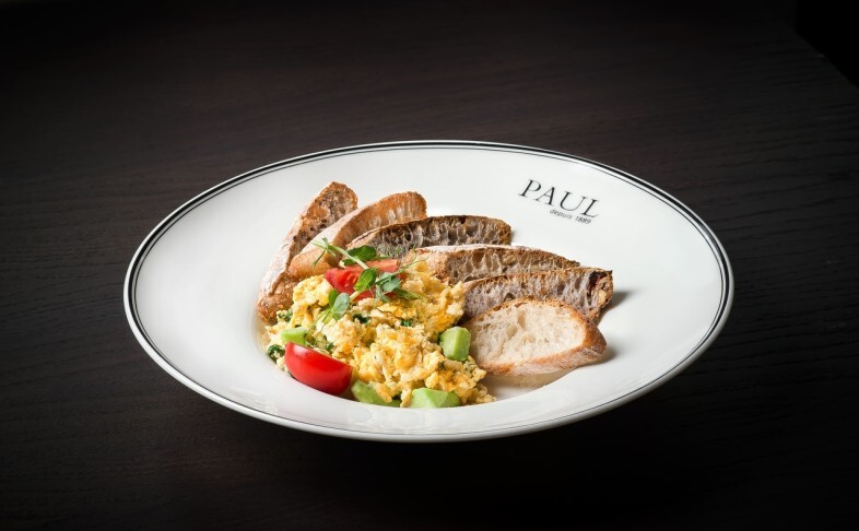 Скрэмбл с авокадо, шпинатом и тремя видами хлеба