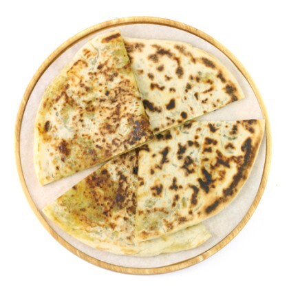 Восточная лепешка с сыром и кинзой