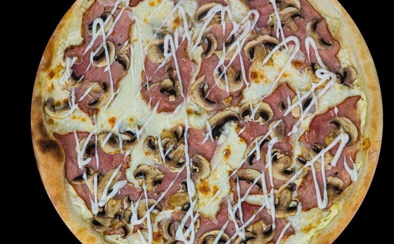 Пицца с ветчиной и грибами