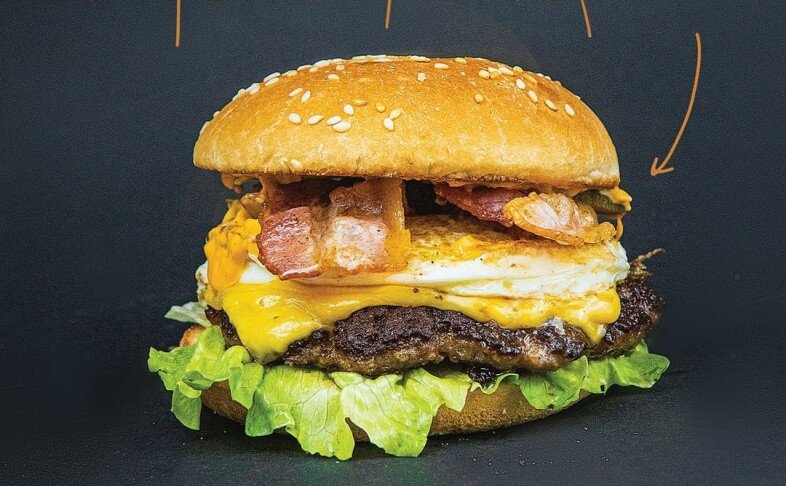 Бургер с яйцом и беконом