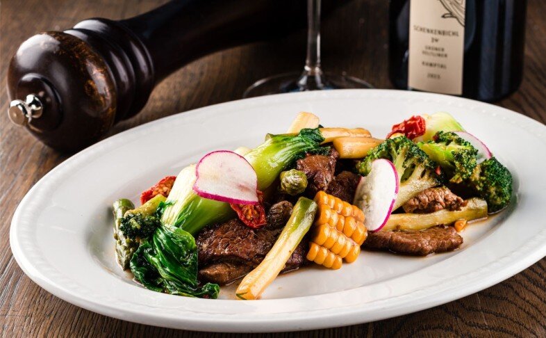 Теплый салат с говядиной и обжаренными овощами