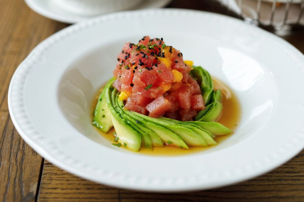Тартар из тунца с авокадо и соусом понзу