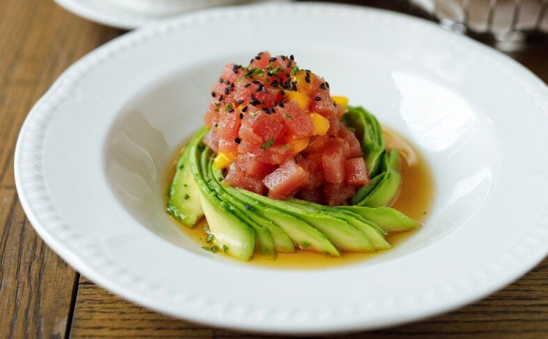 Тартар из тунца с авокадо и соусом понзу
