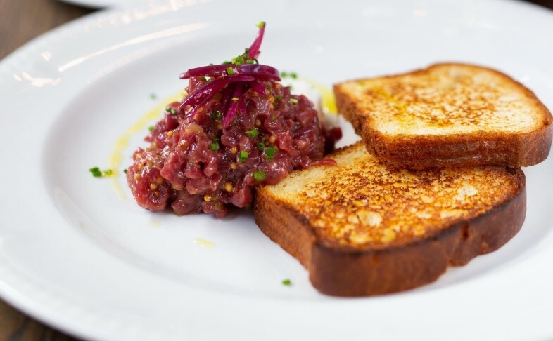 Тартар из говядины с соусом из пармезана