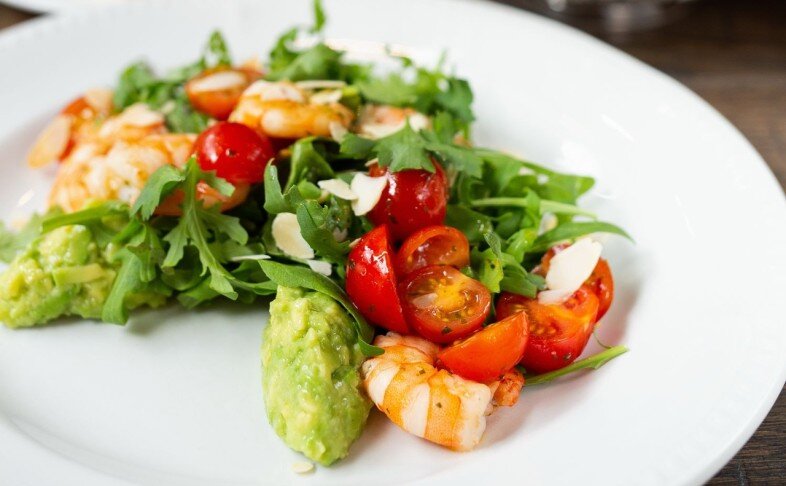 Салат с креветками, авокадо и рукколой