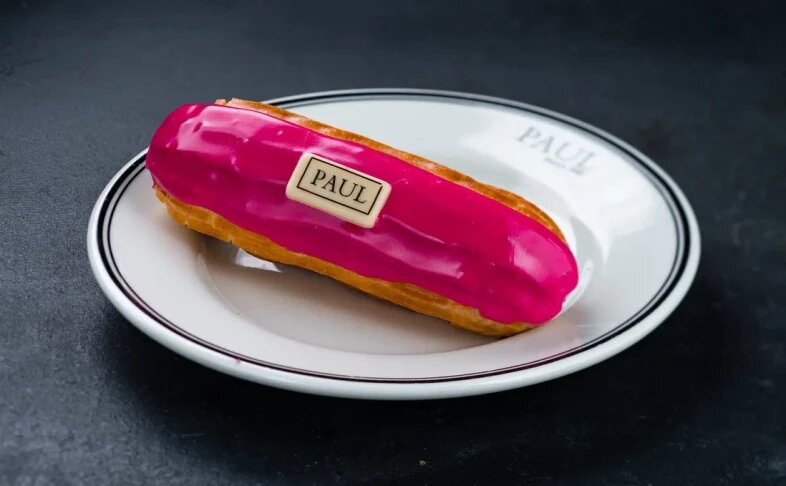 Эклер с кремом Дипломат и вишней