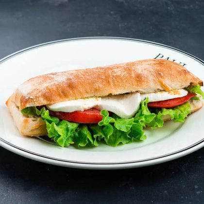 Сэндвич с томатом и моцареллой