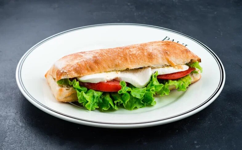 Сэндвич с томатом и моцареллой