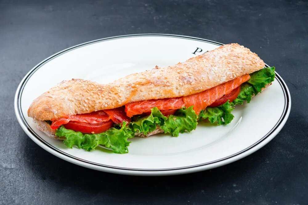 Сэндвич с лососем слабосолёным