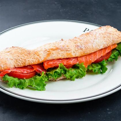 Сэндвич с лососем слабосолёным