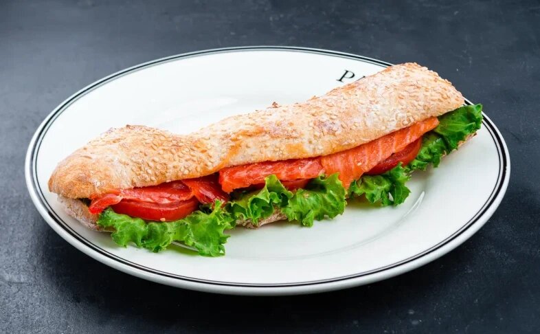 Сэндвич с лососем слабосолёным