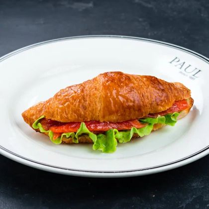 Круассан с лососем