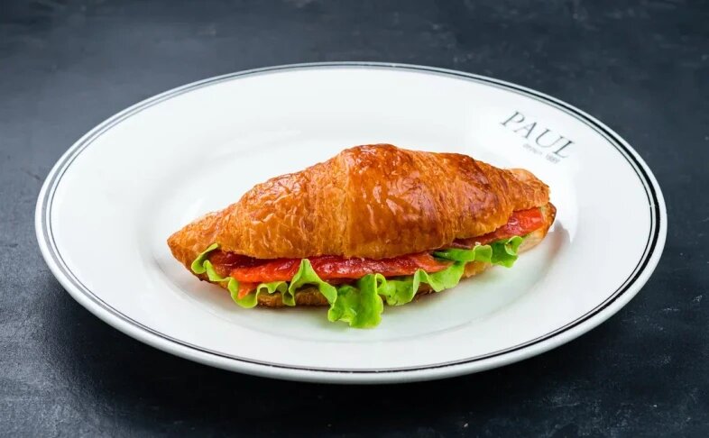 Круассан с лососем