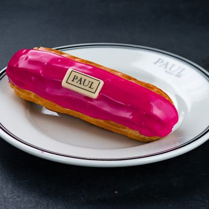 Эклер с кремом "Дипломат" и вишней