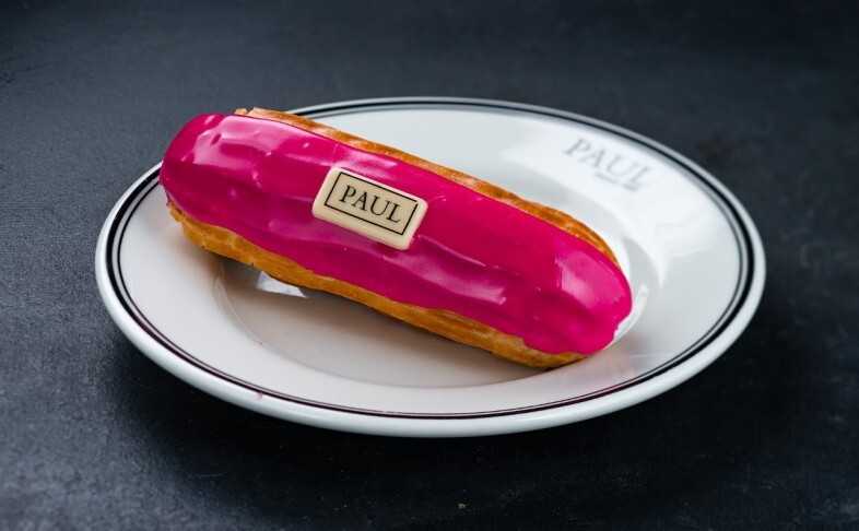 Эклер с кремом "Дипломат" и вишней