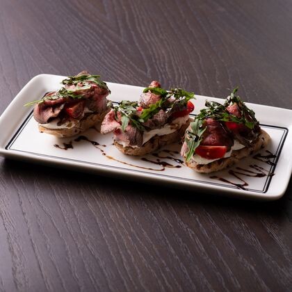 Брускетта с ростбифом