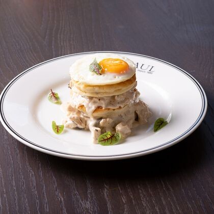 Панкейки с куриным филе и шампиньонами