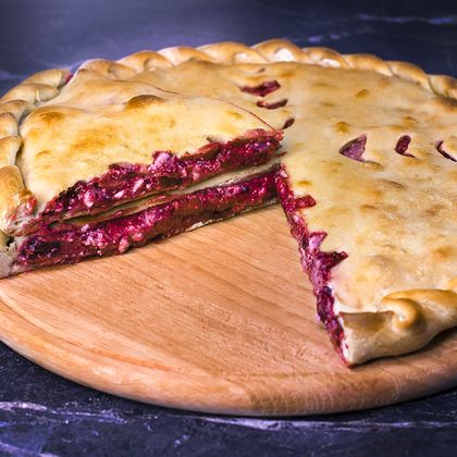 Пирог с вишней и творогом