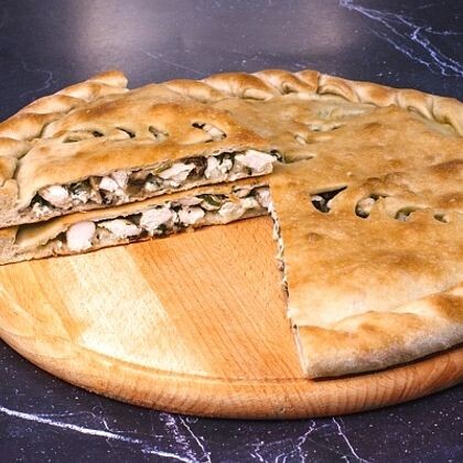 Пирог с курицей, сыром и грибами