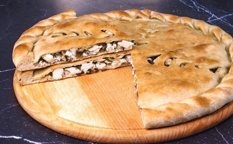 Пирог с курицей, сыром и грибами