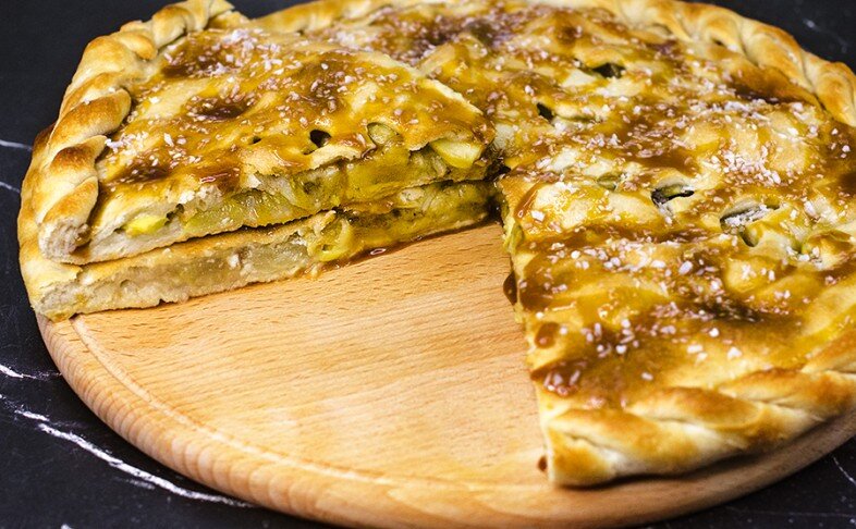 Пирог с бананами и солёной карамелью