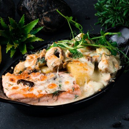 ЗАПЕЧЁННЫЙ ЛОСОСЬ С КАРТОФЕЛЕМ И ГРИБАМИ