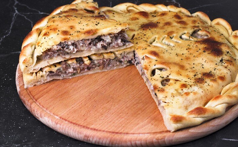 Пирог со свининой, сыром и грибами