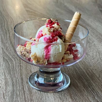 Десерт-мороженое с вафельной крошкой