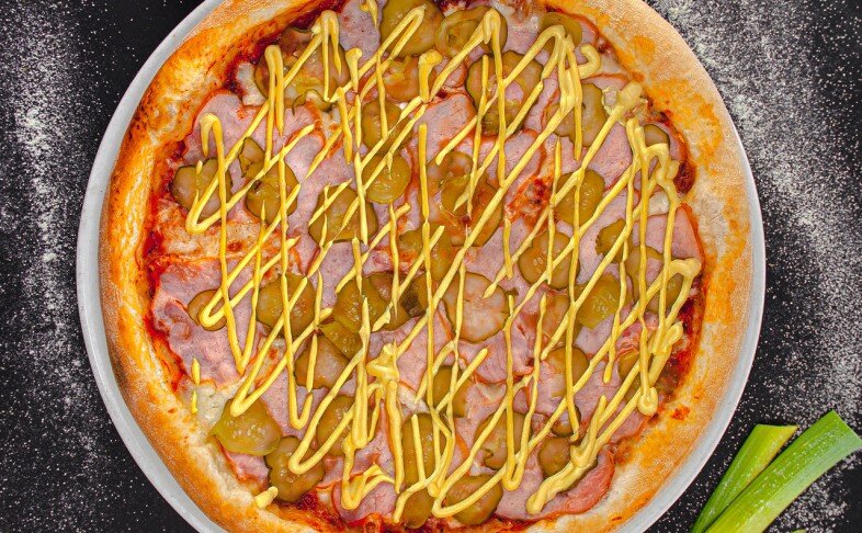 Пицца с сырным соусом