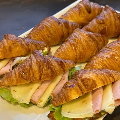 Набор мини круассанов с ветчиной и сыром 9(шт)