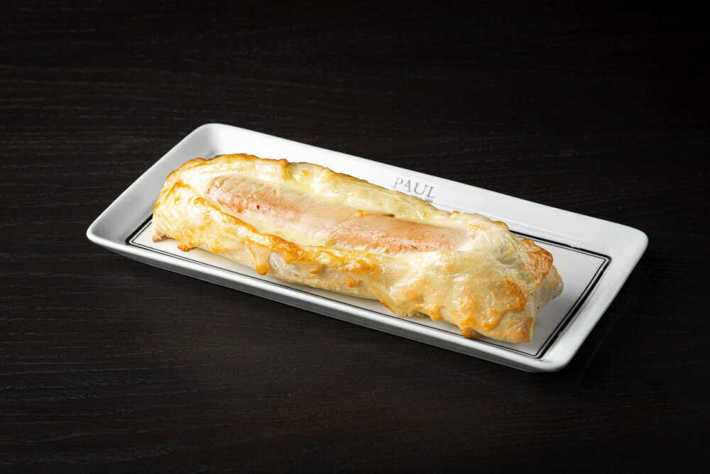Горячий сэндвич с куриной колбаской и соусом "Бэшамель"
