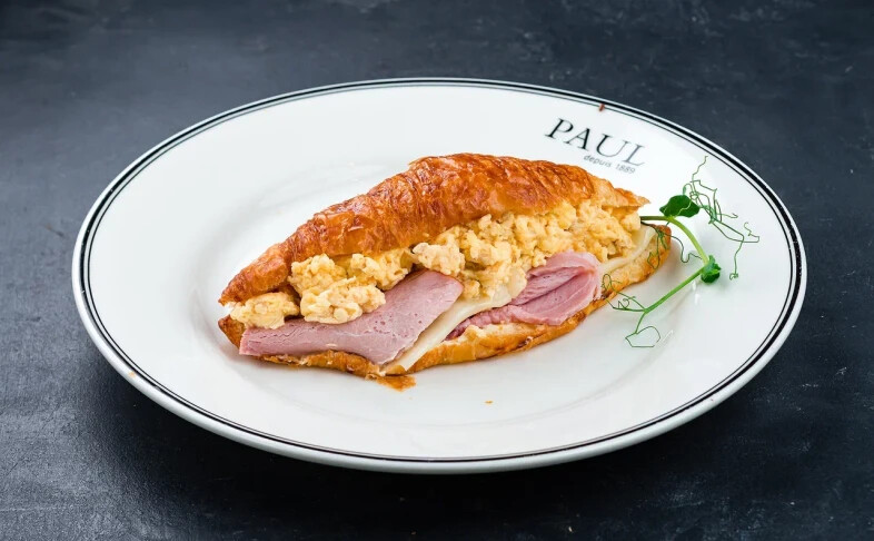 Круассан со скрэмблом, ветчиной и сыром