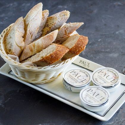 Хлебная корзина с маслом