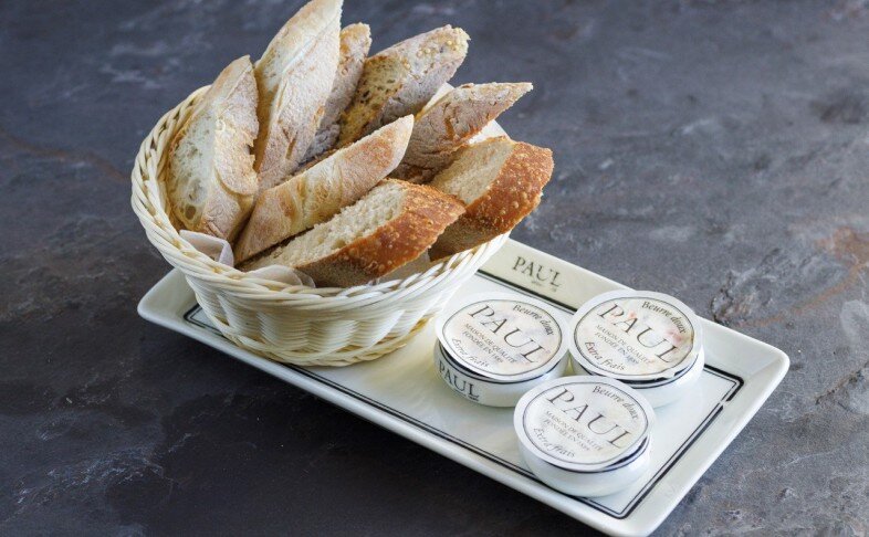 Хлебная корзина с маслом